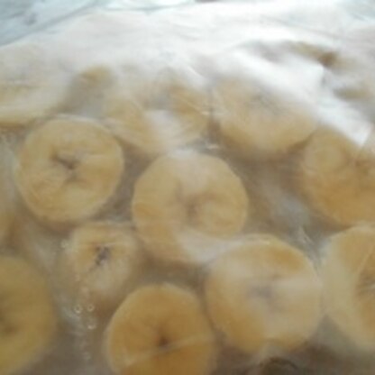 最近、バナナジュースにはまっているので、こうして冷凍してあると便利ですね♪高級バナナが特売の時に買いだめしちゃいました。＾＾*